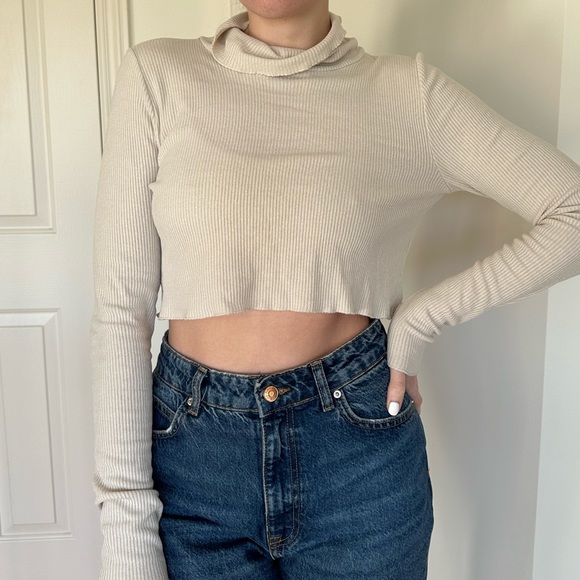Aritzia cropped long sleeve - Picture 2 of 2